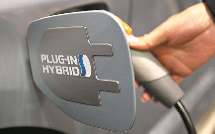 Híbridos “plug-in” voltam a superar elétricos seis meses depois