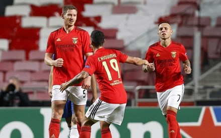 Benfica garante apuramento na Liga Europa após goleada frente ao Lech Poznan
