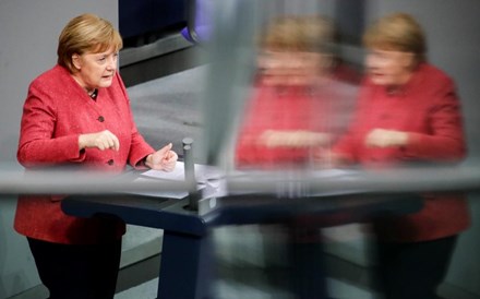 Vacinas elevam pressão sobre Merkel e chanceler põe mãos ao trabalho