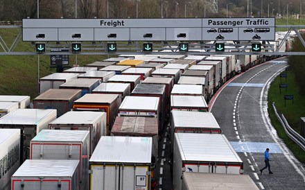 Todos os motoristas portugueses devem passar fronteira inglesa até final do dia, diz Antram