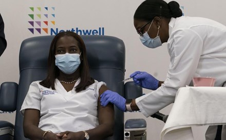 Enfermeira recebe a primeira vacina para a covid-19 nos EUA
