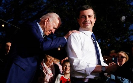 Biden escolhe antigo adversário Pete Buttigieg para secretário dos Transportes