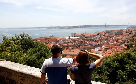 Atividade turística derrapa quase 90% em fevereiro