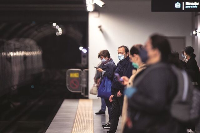 Trabalhadores com salário mínimo caem muito com a crise
