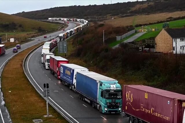 Possibilidade de Brexit sem acordo provoca longas filas de camiões em Inglaterra 