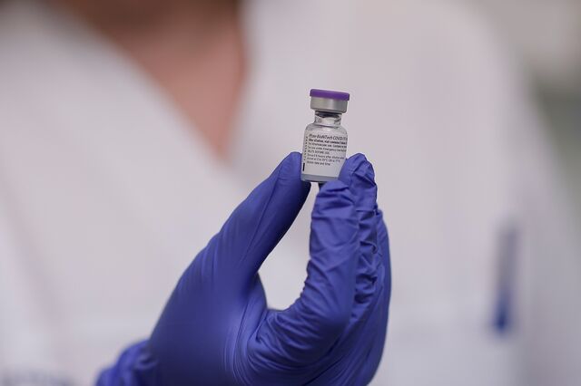 Sanofi vai produzir vacinas da Pfizer e BioNTech para acelerar entregas