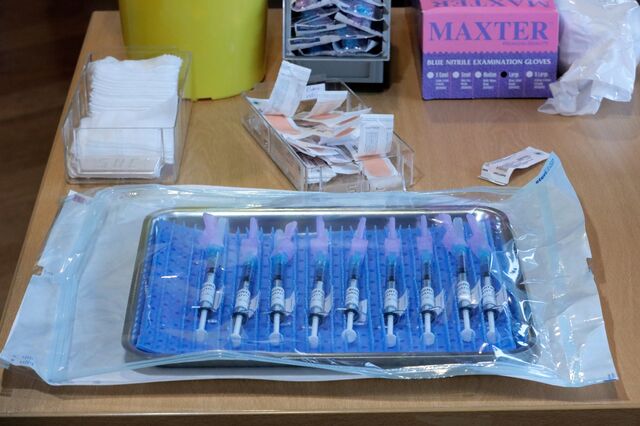 Regulador europeu deve aprovar vacina da AstraZeneca esta semana e avalia a russa