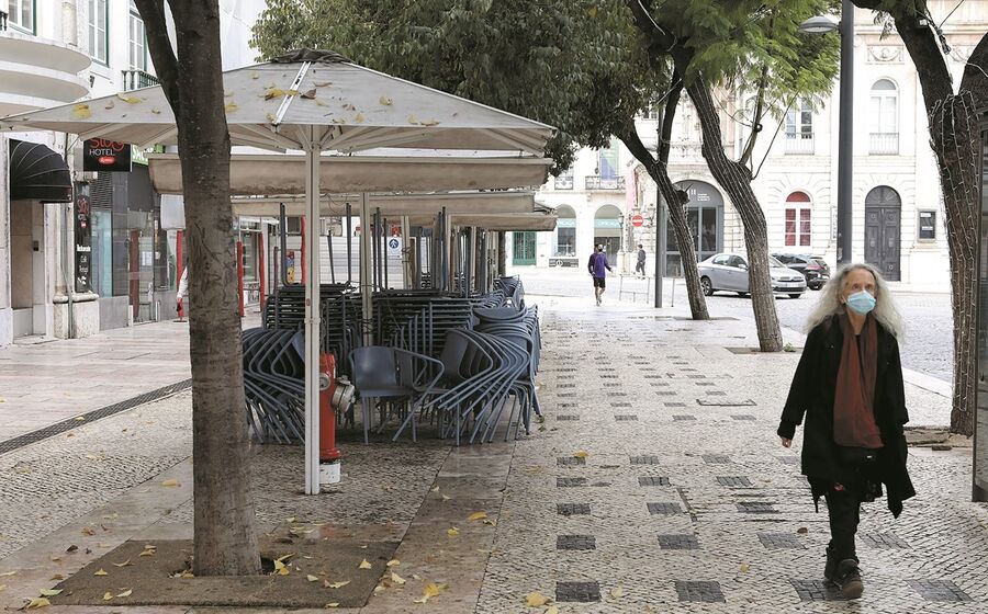 pessoas mascara covid pandemia virus esplanada fechada