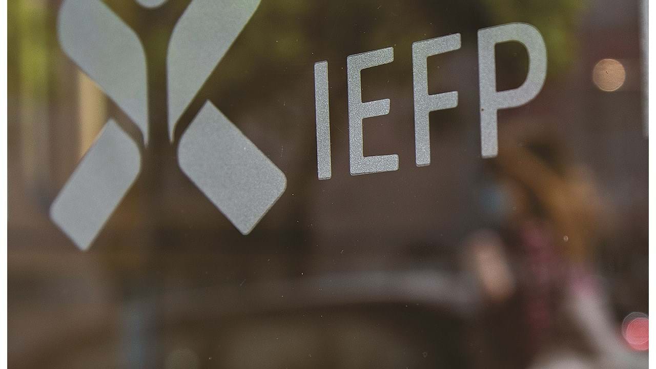 Empresas com dívidas ao IEFP podem receber apoios - Política - Jornal de  Negócios