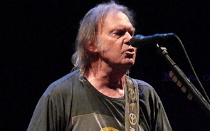 Músico Neil Young vendeu direitos de metade do catálogo a fundo britânico por 121 milhões