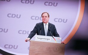 Novo líder da CDU segue caminho de Merkel