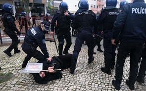 André Ventura apedrejado por manifestantes em Setúbal