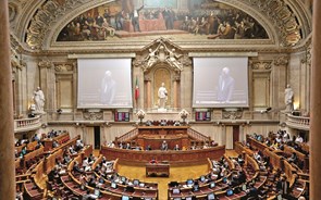 Parlamento aprova 'férias fiscais' em agosto