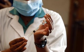 China passa a dispor de quatro vacinas com aprovação de mais duas