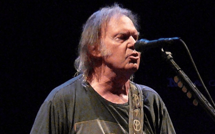 Músico Neil Young vendeu direitos de metade do catálogo a fundo britânico por 121 milhões