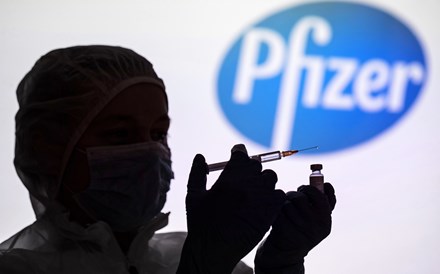Bruxelas aprova vacina da Pfizer para adolescentes mas delega decisão nos países