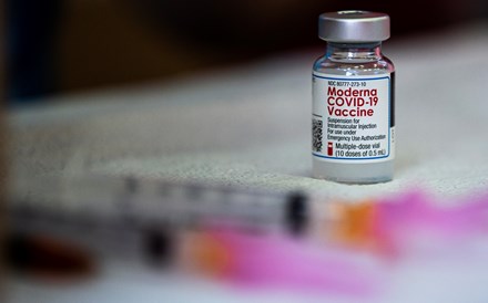 Vacina da Moderna só precisa de “pequenos ajustes” para a ómicron, diz CEO
