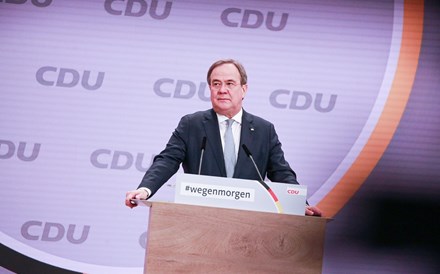 Novo líder da CDU segue caminho de Merkel