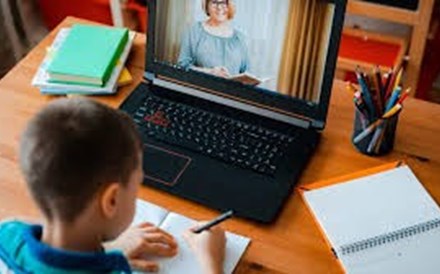 Regresso do ensino online gera corrida à compra de computadores