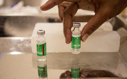 Portugal suspende vacina da AstraZeneca. Vacinação de professores adiada