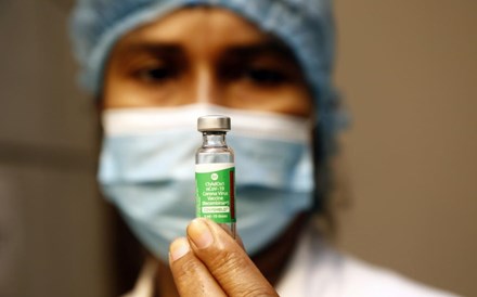 EMA: Benefícios de vacina da AstraZeneca superam riscos de efeitos secundários 