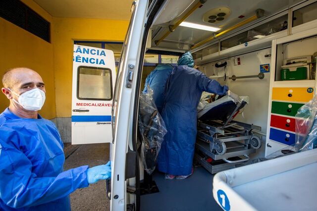 Liga dos Bombeiros diz que há doentes retidos durante horas nas macas em ambulâncias 