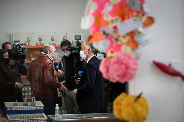 Presidenciais: Marcelo faz primeira ação de campanha em mercearia social em Lisboa