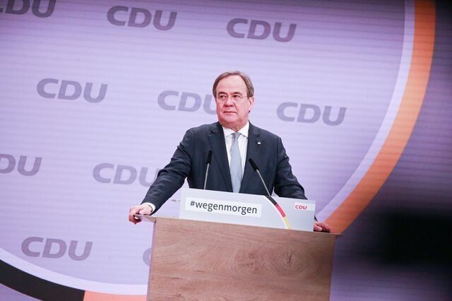 Novo líder da CDU segue caminho de Merkel