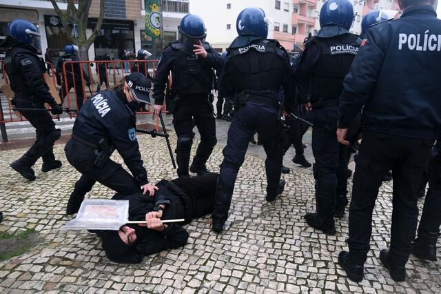 André Ventura apedrejado por manifestantes em Setúbal