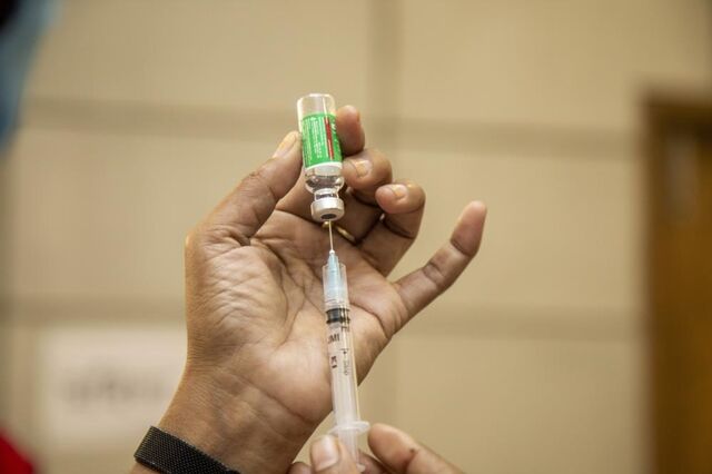 Vacina da AstraZeneca mantém eficácia contra a variante do Reino Unido