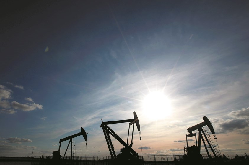 Os preços do crude em níveis inviáveis para o custo do “fracking”, os cortes de “rating”, o elevado endividamento e o crescimento das energias mais limpas pressionaram o setor do petróleo de xisto.