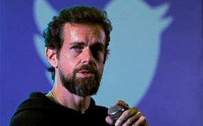 Twitter passa de perdas a lucros mas afunda mais de 10% em bolsa