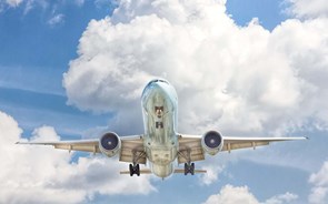 Procura de transportes aéreos está a 75% dos níveis de 2019, atrasos afetam Europa