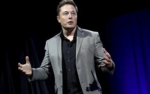Tesla fica 'com um pé de fora' do clube das 'trillion-dollar babies'