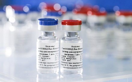 Regulador europeu aconselha sobre vacina russa mas sem avaliar ou aprovar uso   