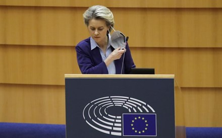 Presidente da Comissão Europeia diz que outros países da UE podem bloquear exportações de vacinas