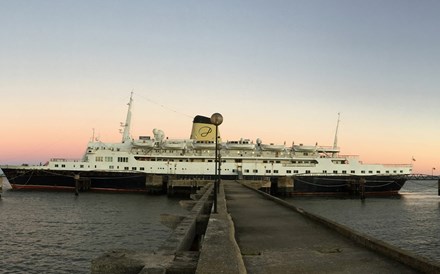 Funchal amarrado em Lisboa foi vendido em Londres a norte-americanos  