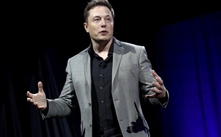 Tesla fica 'com um pé de fora' do clube das 'trillion-dollar babies'