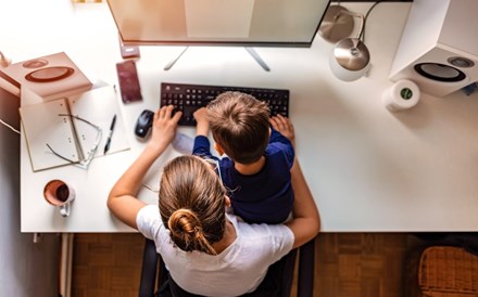 Propostas garantem teletrabalho a pais com filhos pequenos