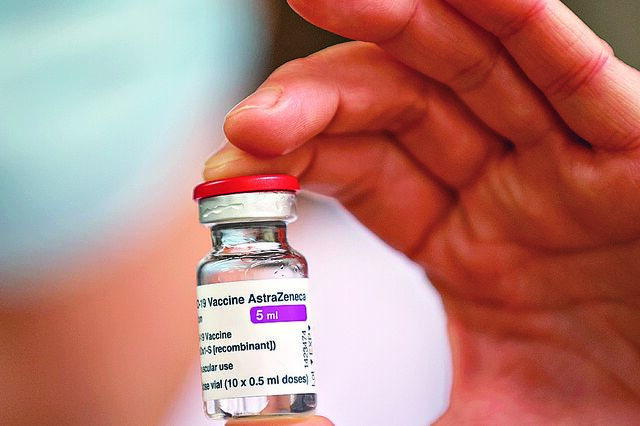 DGS: “Não há evidência” da ligação entre vacina da Astrazeneca e casos de tromboembolismo. Recomendação mantém-se