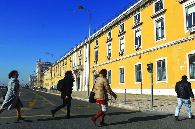 Em três meses, ministros libertaram quase metade das cativações
