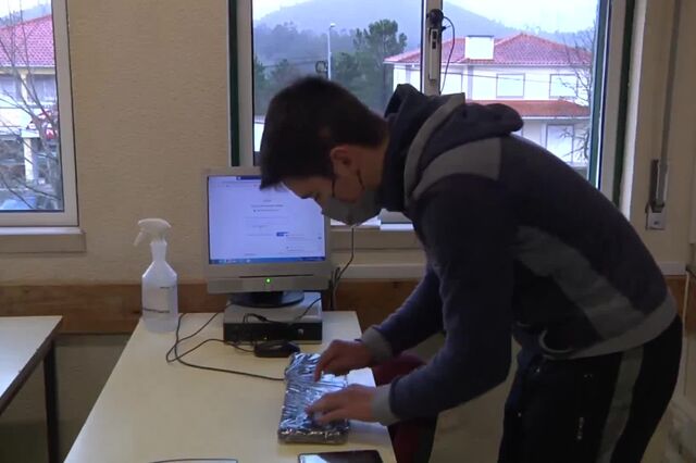 REPORTAGEM:  Sem internet em casa Leandro tem aulas numa sala de aulas vazia