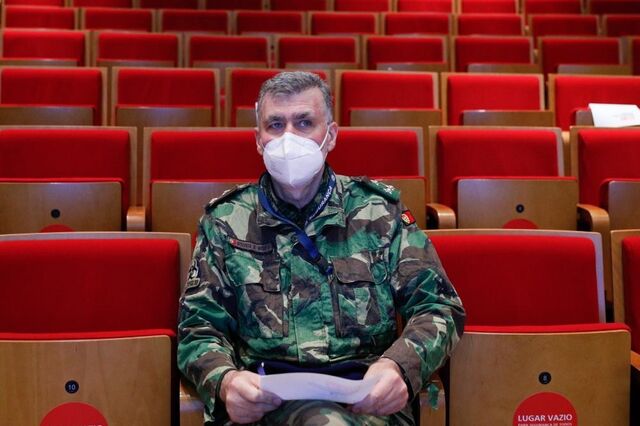 Líder da 'task force' defende adiamento da segunda dose para vacinar mais 200 mil até março