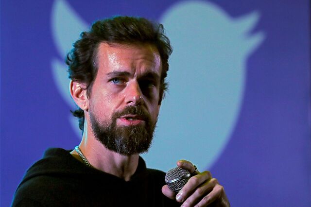 Twitter passa de perdas a lucros mas afunda mais de 10% em bolsa