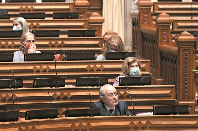 Oposição junta-se para alargar apoio aos pais