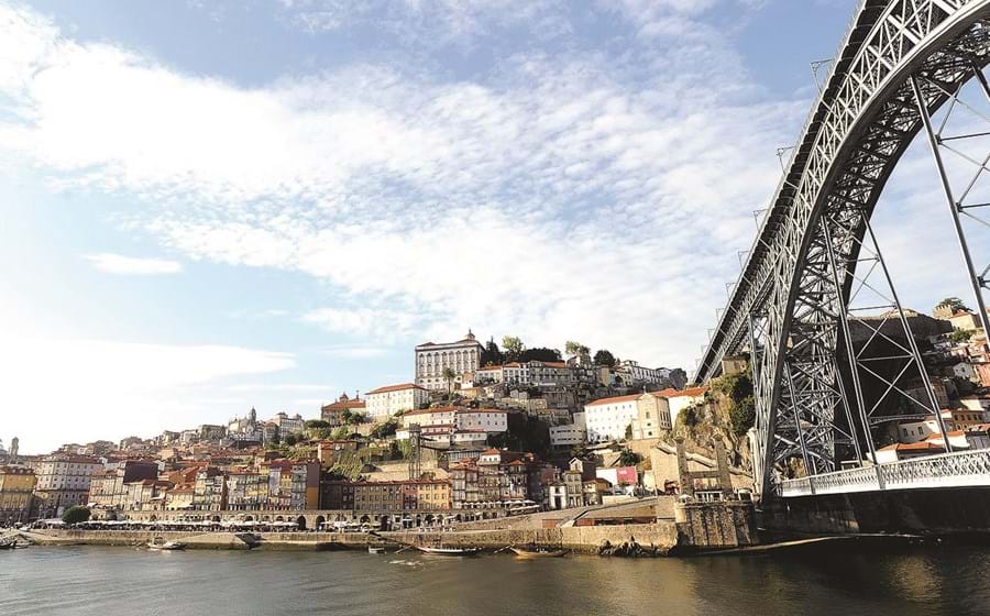 Os munícipes do Porto deverão deixar de pagar IVA sobre o serviço de saneamento de águas residuais e recolha de re    síduos urbanos.