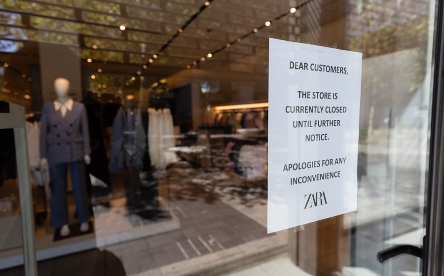 A Inditex, que detém a Zara, já anunciou        encerramentos de lojas no país vizinho. A onda deverá chegar a Portugal, não estando ainda quantificada.