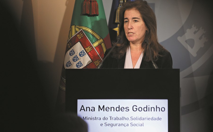 O Tribunal de Contas recomenda que a ministra Ana Mendes Godinho divulgue dados mais detalhados, promova mecanismos de controlo e, em futuros apoios, defina critérios mais específicos.