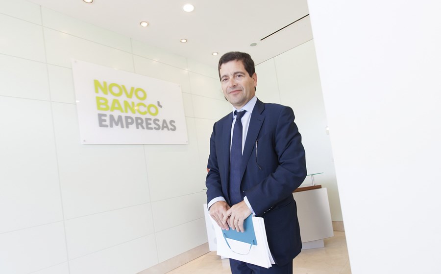 O Novo Banco, liderado por António Ramalho, deverá receber a nova injeção de capital até ao início de maio, tal como está definido no contrato.