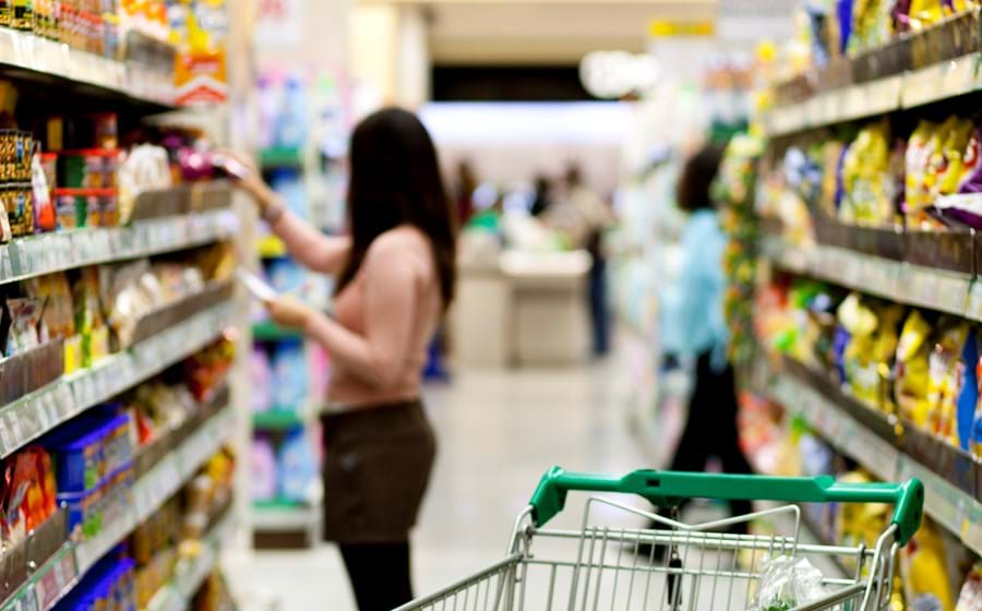 Confinadas, as famílias viram-se forçadas a comprar mais alimentos e gastar menos em restaurantes. Nos outros tipos de consumos, cortaram.